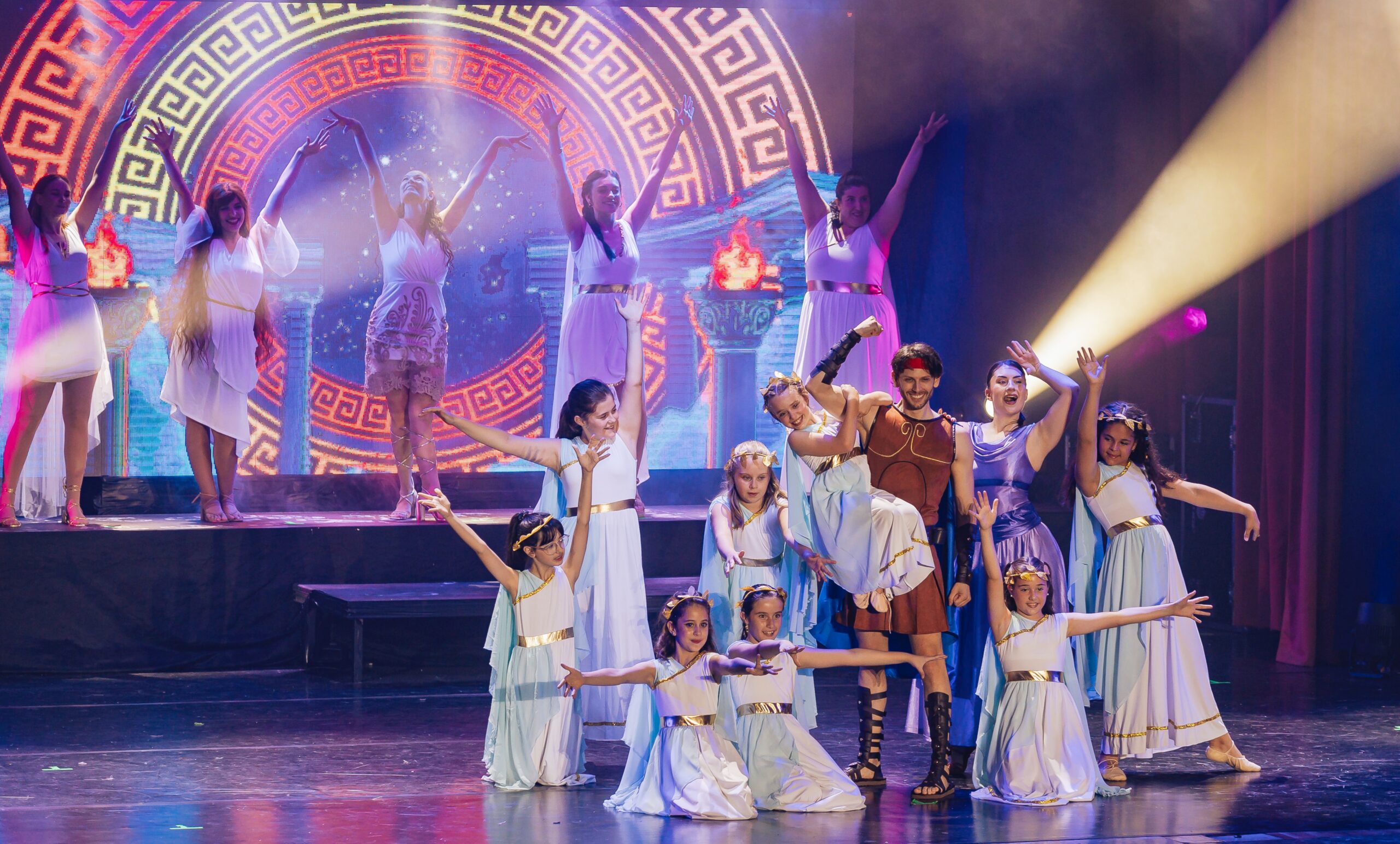 Alumnos realizando coreografía de danza moderna