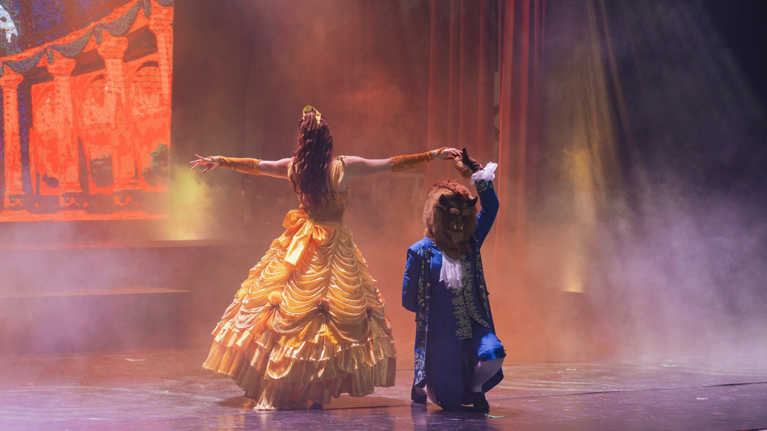 Exhibición de baile moderno en escenario