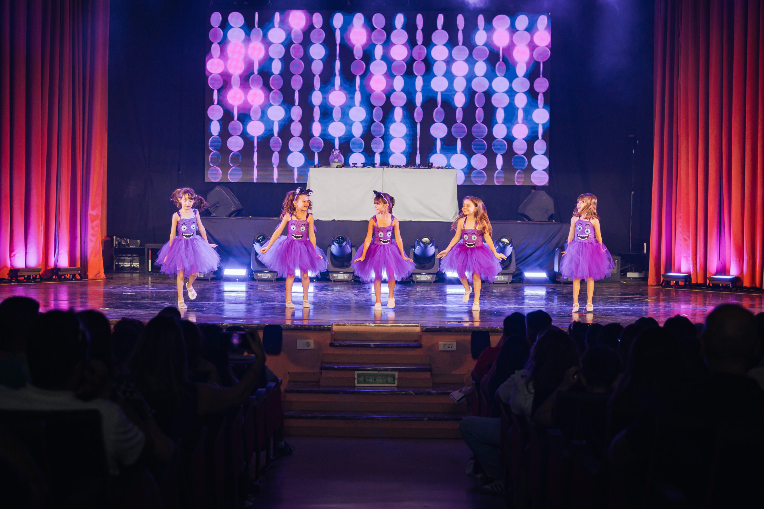 Grupo infantil en festival de danza Virginia Bernabeu