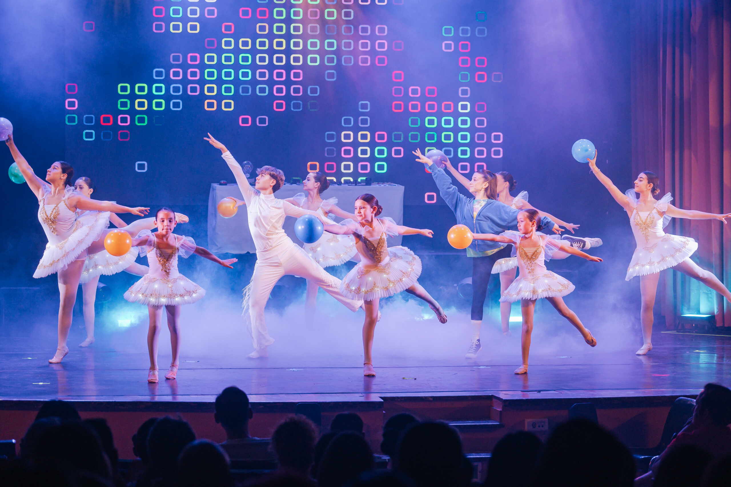 Alumnas practicando técnica en la barra de ballet