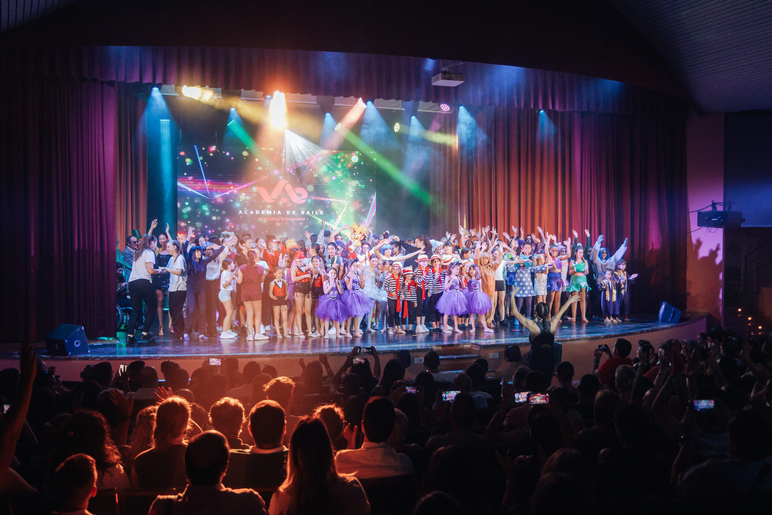 Actuación de adultos en escenario teatral